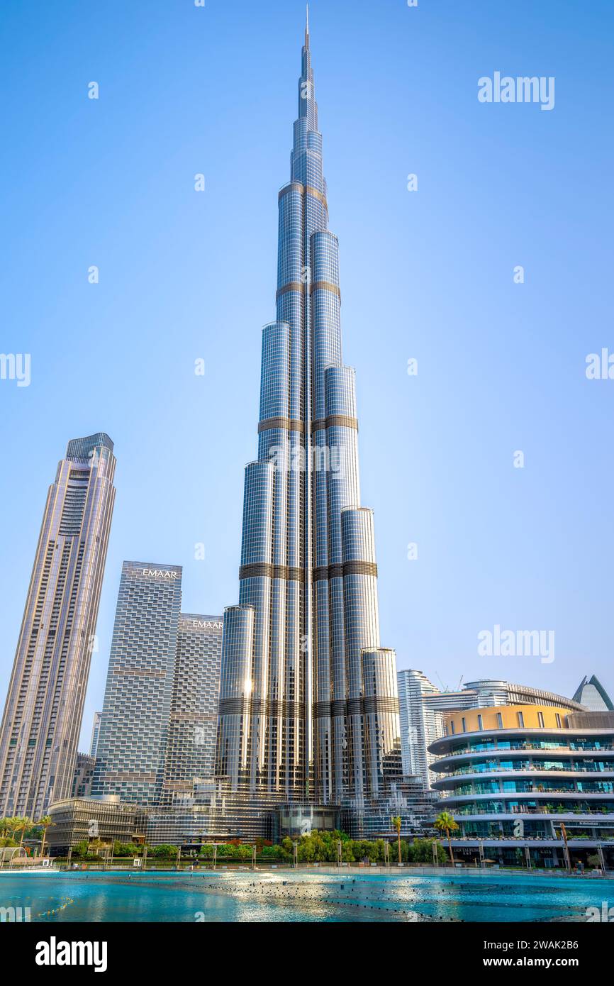 DUBAI, VAE - 27. Juni 2023 der berühmte Burj Khalifa während des Sonnenaufgangs Stockfoto