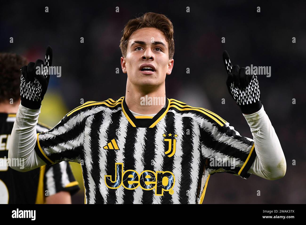 Kenan Yildiz vom Juventus FC feiert, nachdem er beim Fußball-Spiel zwischen Juventus FC und US Salernitana im Juventus-Stadion in Turin (Italien) am 4. Januar 2023 das Tor von 5-1 erzielte. Stockfoto