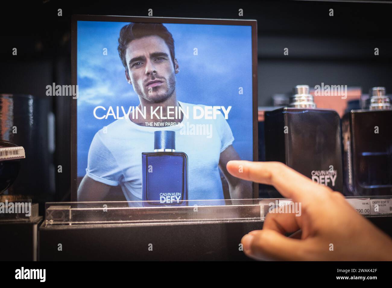 Bangkok, Thailand - 26. November 2023: Richard Madden in Calvin Kleins Poster, das Calvin Klein gegen Eau de Parfum wirbt. Stockfoto