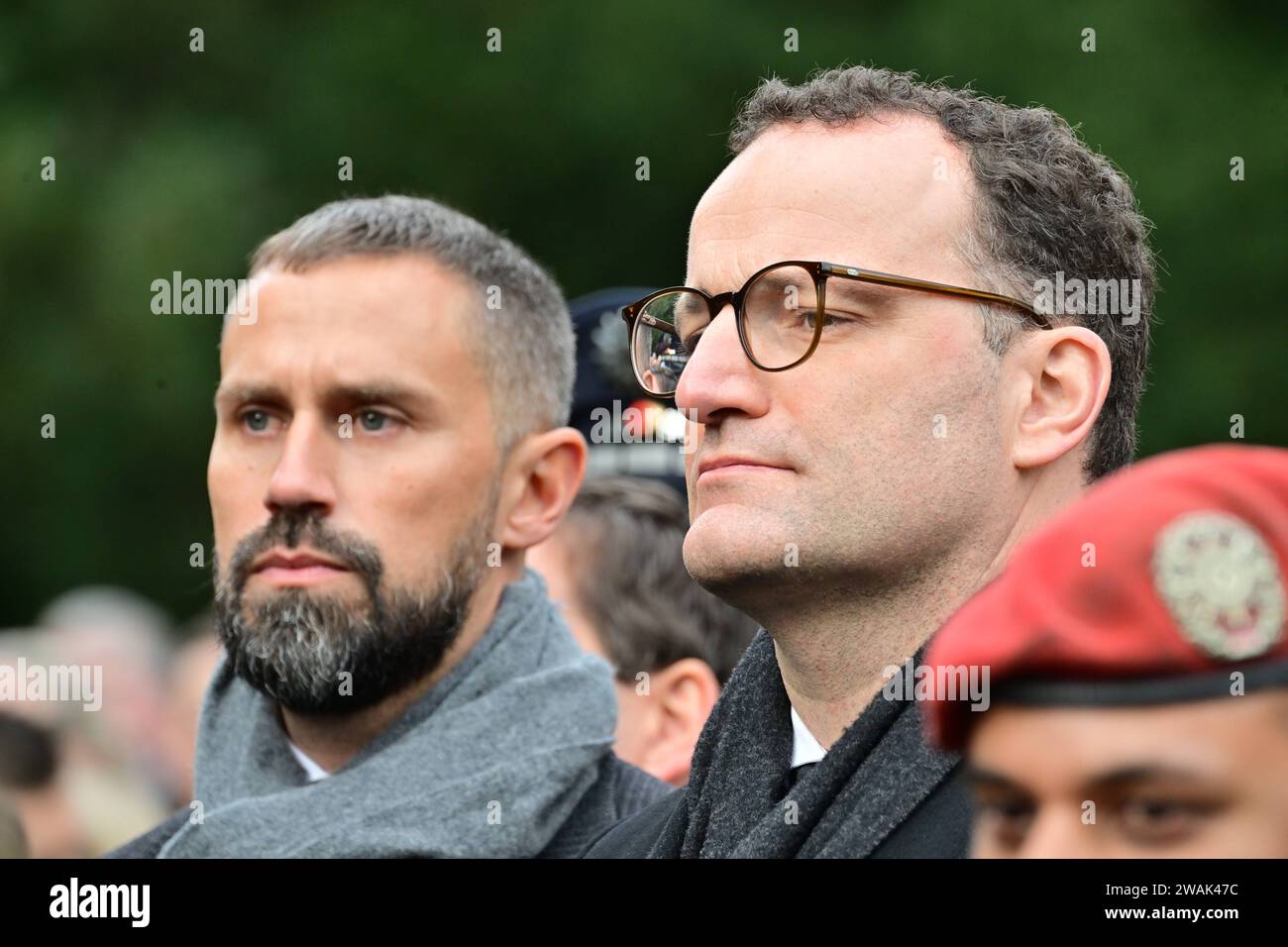 Der fruehere Bundestagspraesident Wolfgang Schaeuble Schäuble, CDU wird am 05.01.2024 in Offenburg auf dem Waldbachfriedhof im Beisein von Familie, hohen Amtstraegern und politische Weggefaehrten beigesetzt im Foto: Mitglied des Deutschen Bundestages CDU, Jens Spahn r und Partner Daniel Funke. Der fruehere Bundesminister, Parlamentspraesident und dienstaelteste Abgeordnete Schaeuble war am 26. Dezember im Alter von 81 Jahren in seiner Heimatstadt Offenburg gestorben. Siehe epd-Meldung vom 05.01.2024 NUR REDAKTIONELLE VERWENDUNG *** ehemaliger Bundestagspräsident Wolfgang Schaeuble Schäuble, CDU wird bur Stockfoto