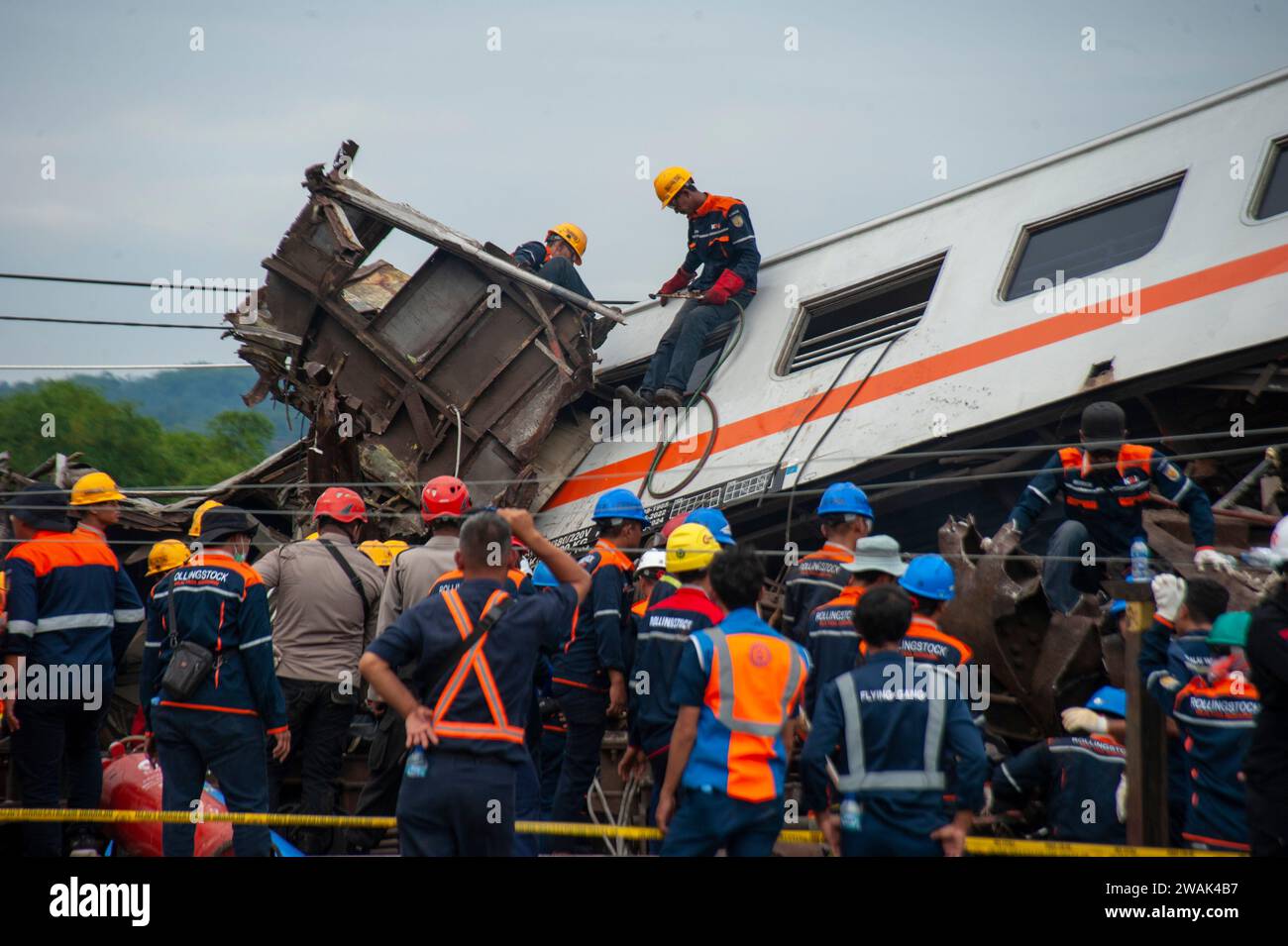 Bandung, Indonesien. Januar 2024. Rettungskräfte arbeiten am Ort eines Zugunfalls in der Provinz West Java, Indonesien, 5. Januar 2024. Vier Menschen wurden getötet und 37 weitere verwundet, als zwei Züge am Freitagmorgen in Indonesiens West-Java-Provinz kollidierten. Quelle: Septianjar Muharam/Xinhua/Alamy Live News Stockfoto