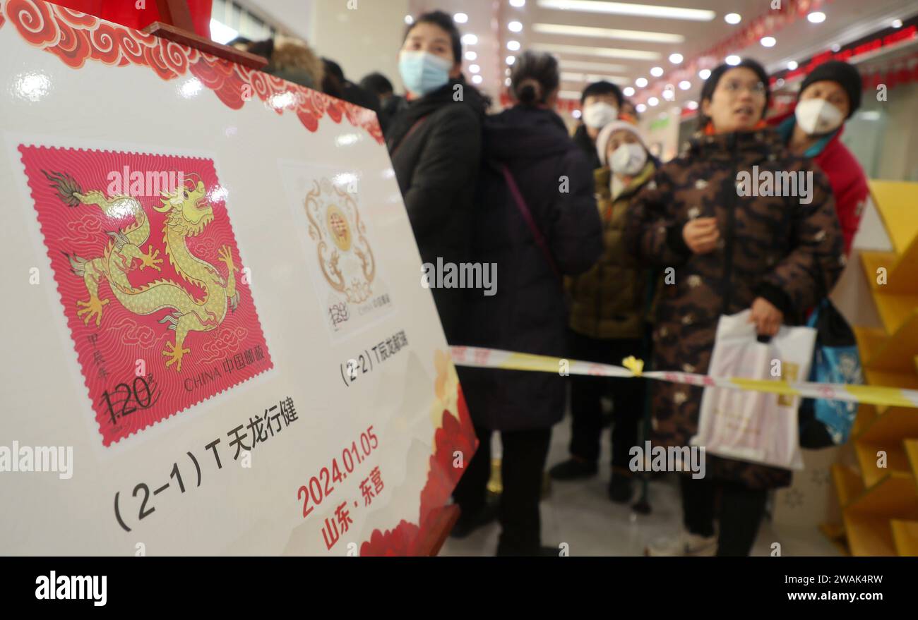 Peking, Chinas Provinz Shandong. Januar 2024. Briefmarkensammler warten darauf, die Sondermarken für das chinesische Tierkreisjahr des Drachen in einem Postamt in Dongying, der ostchinesischen Provinz Shandong, am 5. Januar 2024 zu kaufen. China Post stellte am Freitag zwei Sondermarken vor, um das kommende chinesische Tierkreisjahr des Drachen zu feiern. Quelle: Liu Zhifeng/Xinhua/Alamy Live News Stockfoto