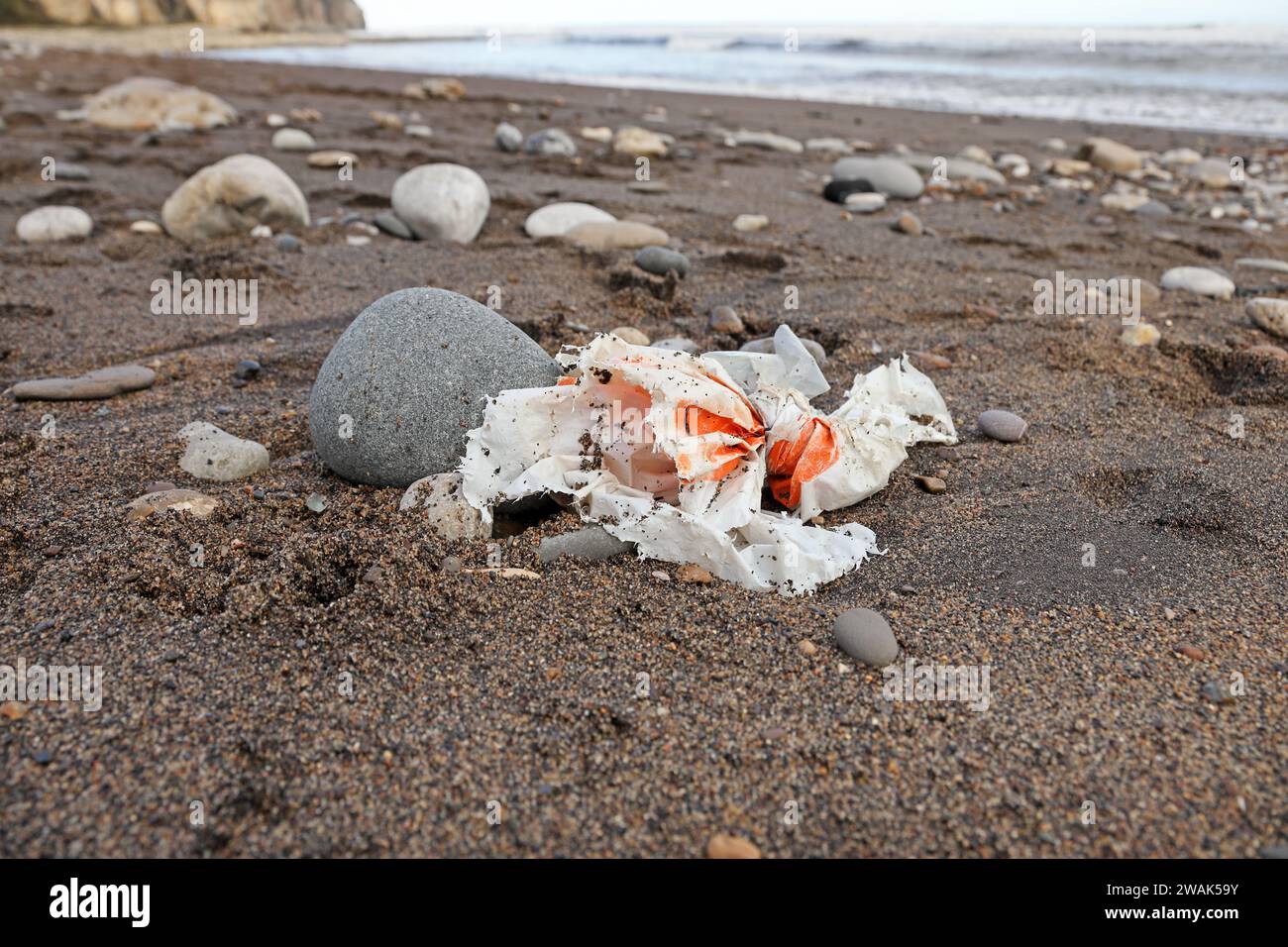 Plastikmüll an einem Strand, Nordengland, Großbritannien Stockfoto