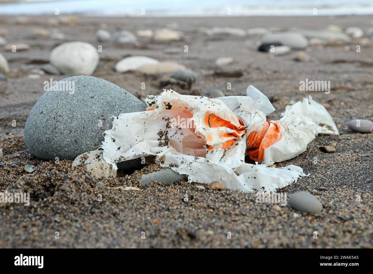 Plastikmüll an einem Strand, Nordengland, Großbritannien Stockfoto