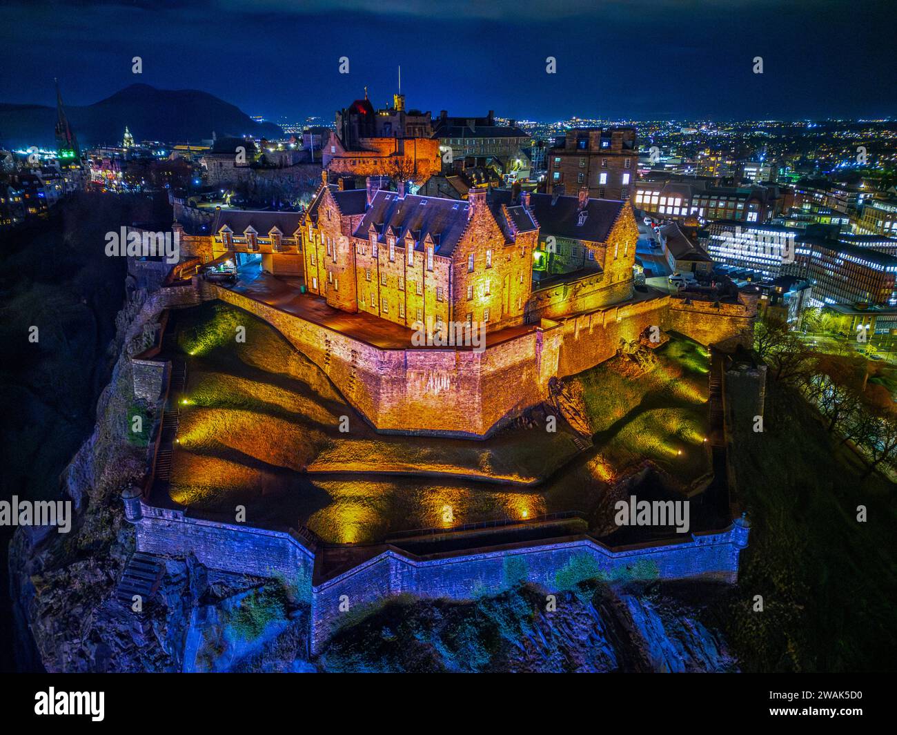 Nächtliche Luftaufnahme von Edinburgh Castle, Edinburgh, Schottland, Großbritannien Stockfoto