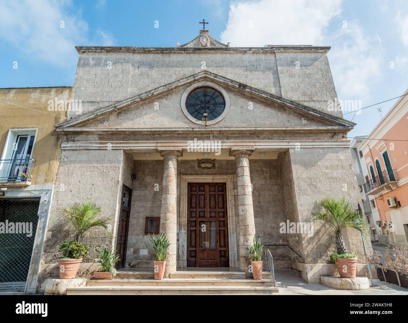 Kirche der Heiligen Medici Cosma und Damiano am Stadtrand von Polignano a Mare, Apulien, Italien. Stockfoto