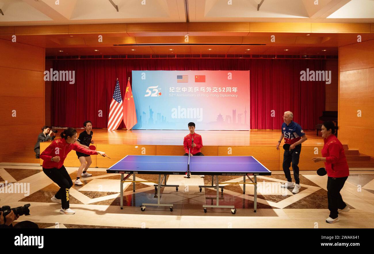 Peking, USA. Dezember 2023. Liu Wei (1. R) und Ding Ning (1. L), beide ehemalige Weltmeister, spielen mit Tischtennisbegeisterten in einem Freundschaftsspiel während einer Veranstaltung der chinesischen Botschaft in den Vereinigten Staaten zum 52. Jahrestag der Ping-Pong-Diplomatie am 13. Dezember in Washington, DC, USA. 2023. Quelle: Liu Jie/Xinhua/Alamy Live News Stockfoto