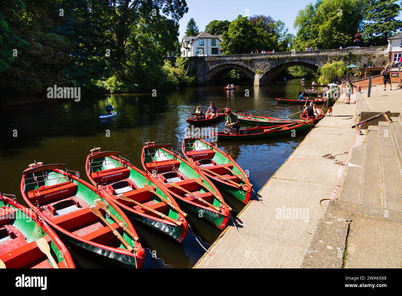 S.J. Kirkley Ruderboote zum Verleih auf dem Fluss Nidd. Knaresborough, Yorkshire, England Stockfoto