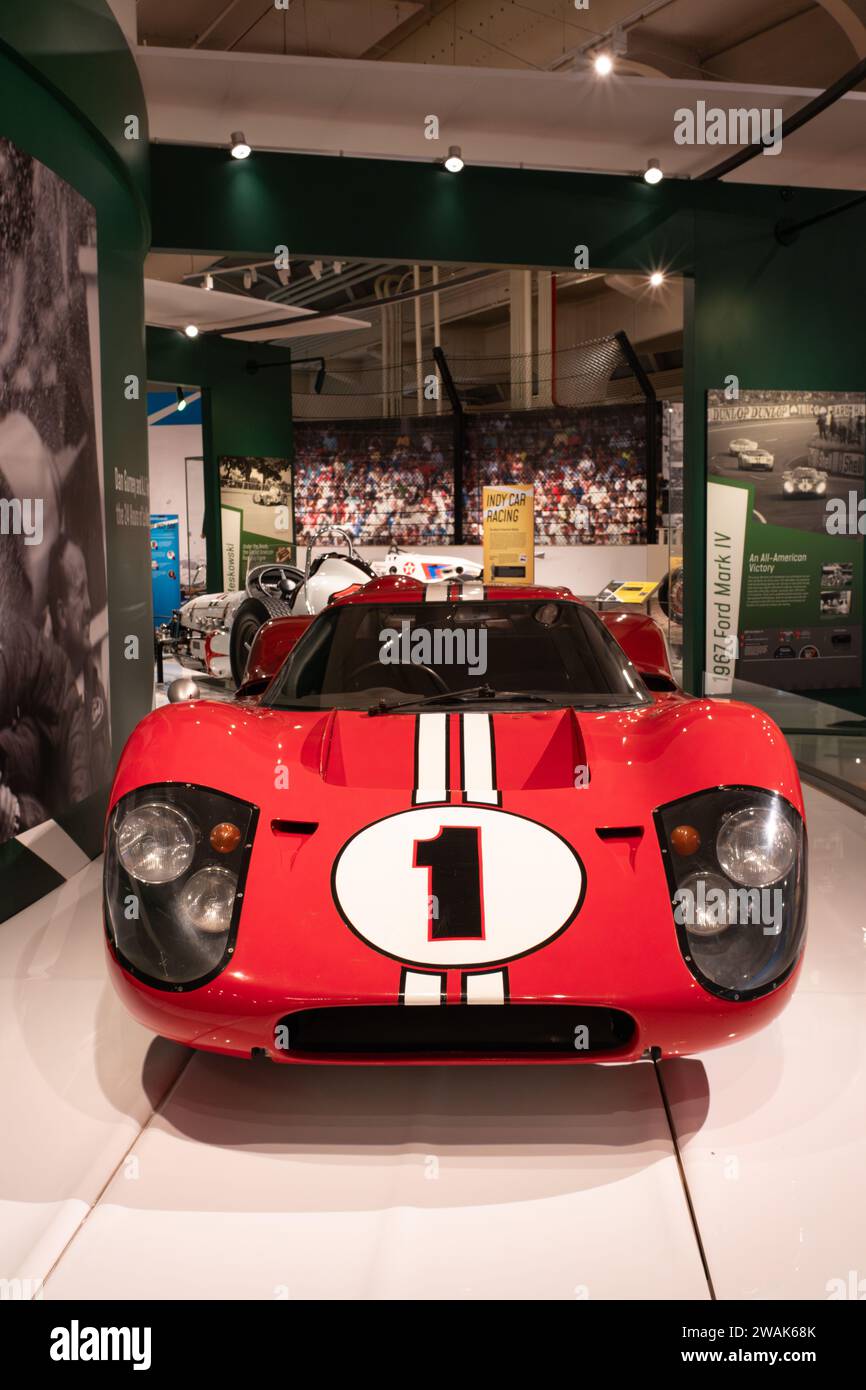 Die 24-Stunden-Rennen des LeMans-Gewinners Ford GT40 Mark IV 1967, gefahren von Dan Gurney und AJ Foyt, werden im Henry Ford Museum of American Innovation gezeigt Stockfoto