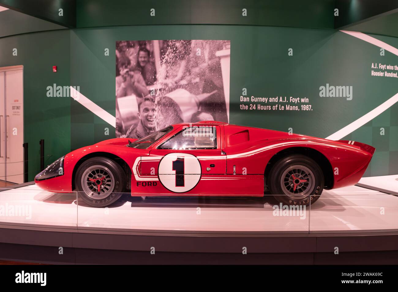 Die 24-Stunden-Rennen des LeMans-Gewinners Ford GT40 Mark IV 1967, gefahren von Dan Gurney und AJ Foyt, werden im Henry Ford Museum of American Innovation gezeigt Stockfoto