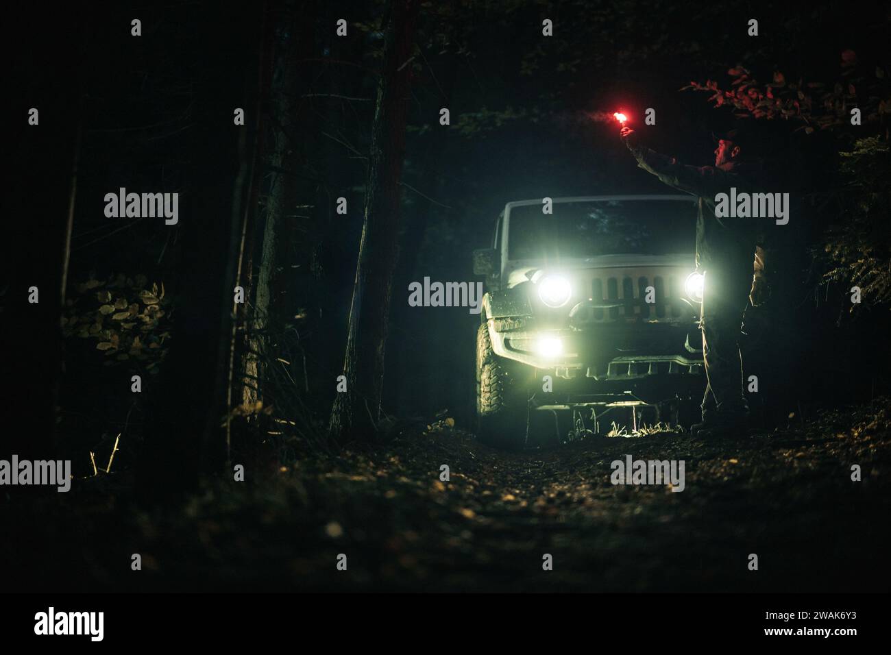 SUV 4x4 AWD Sport Utility Vehicle auf der Muddy Woodland Road während der Nachtstunden. Expeditionsthema. Stockfoto
