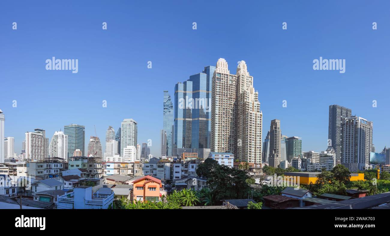 Panorama-Skyline von Bangkok mit Slums im Vordergrund. Kontraste einer sich rasch entwickelnden Stadt- und Landwirtschaft. Stockfoto