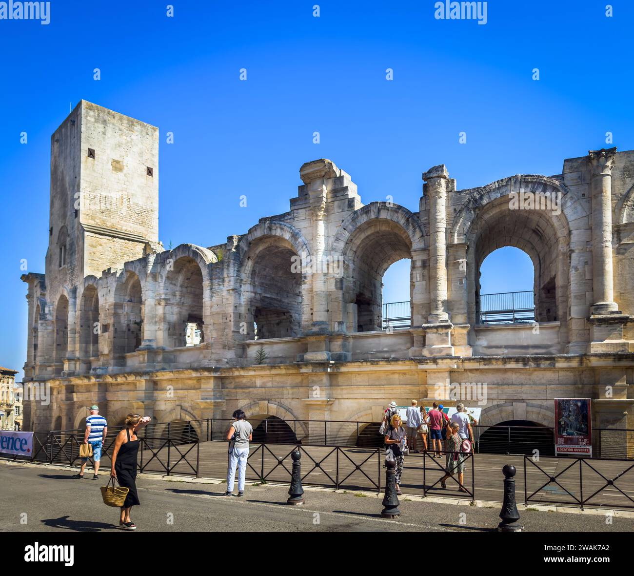 Arles, Frankreich, 9. September 2023, Ansicht einer urbanen Szene im römischen Gladiatorenamphitheater, das jetzt Stierkämpfe und Gemeindeveranstaltungen veranstaltet. Stockfoto