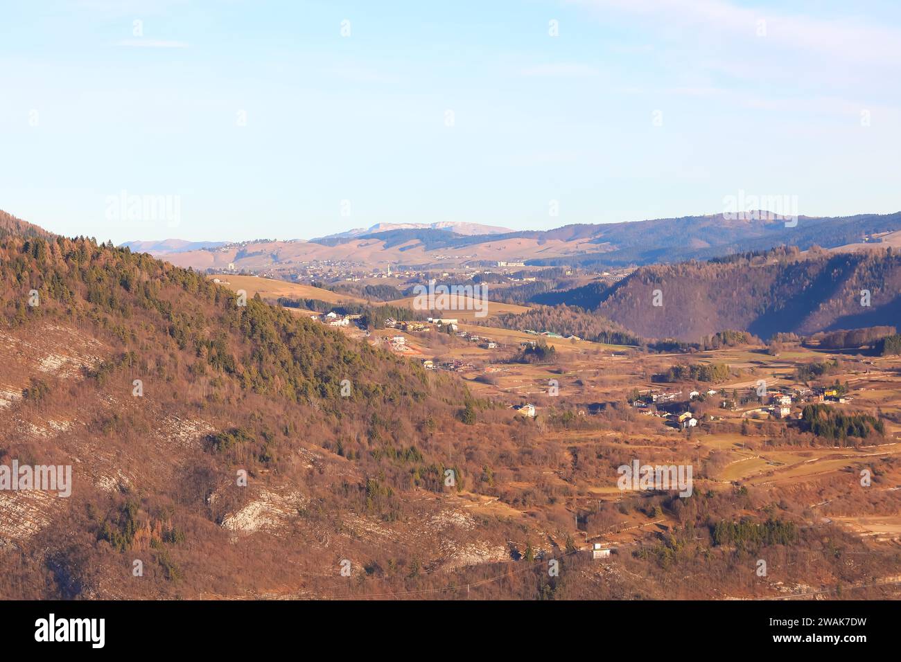 Wunderbares Bergpanorama des Asiago-Plateaus in Italien von der Stadt Tonezza del Cimone Provinz VICENZA aus gesehen Stockfoto