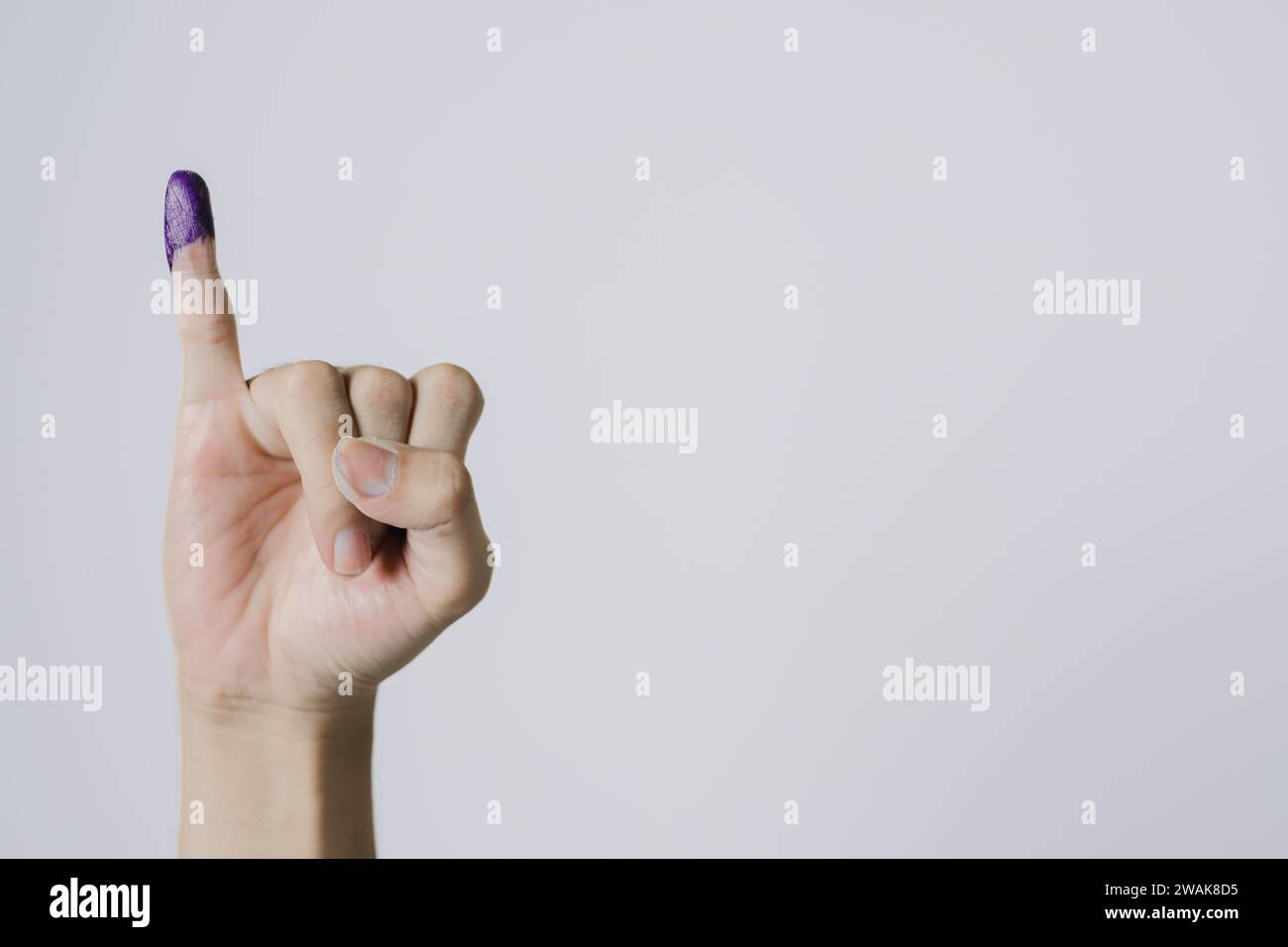 Lila Tinte auf den kleinen Finger nach Pemilu oder indonesischen Präsidentschaftswahlen aufgetragen Stockfoto
