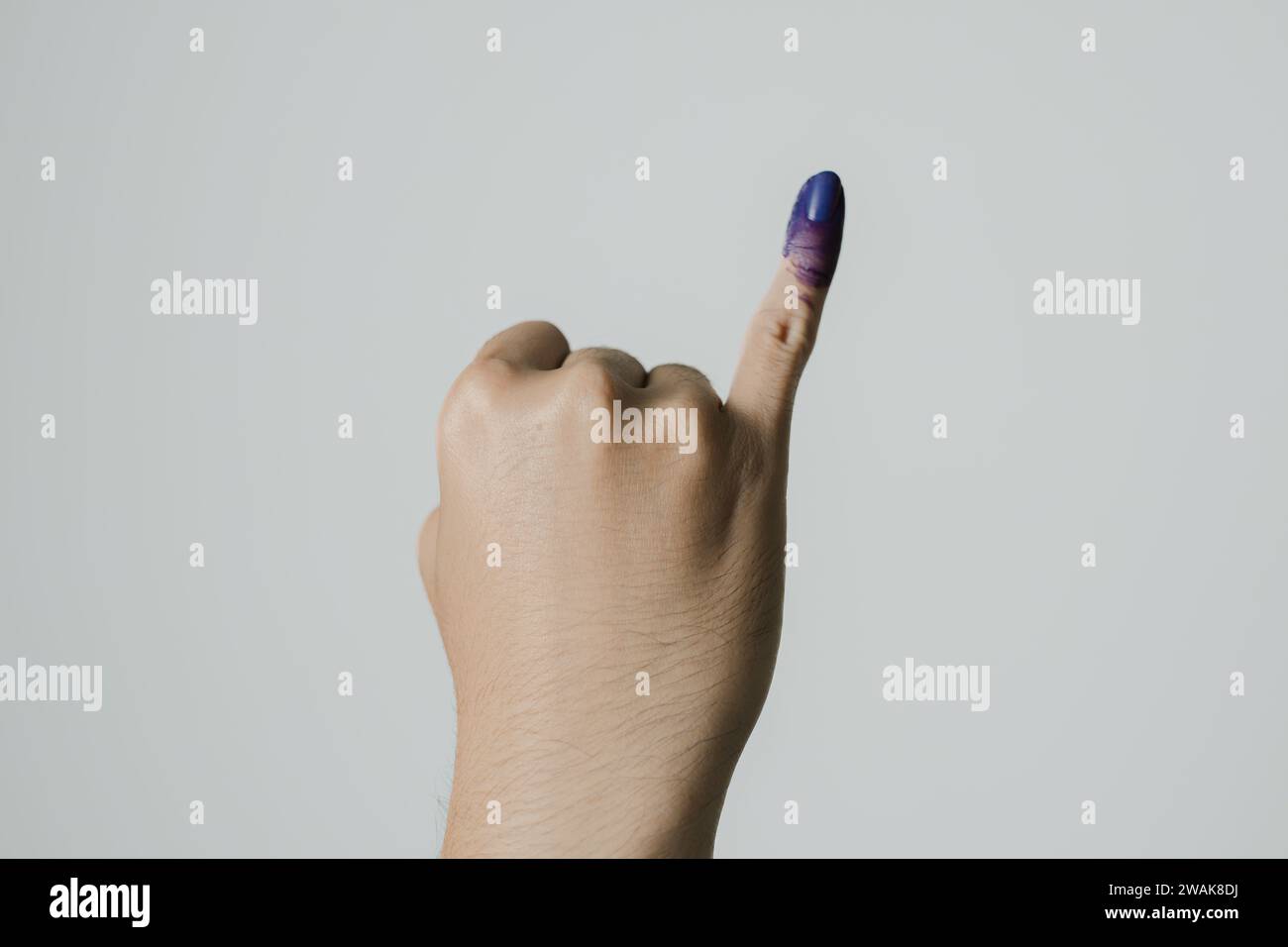 Lila Tinte auf den kleinen Finger nach Pemilu oder indonesischen Präsidentschaftswahlen aufgetragen Stockfoto