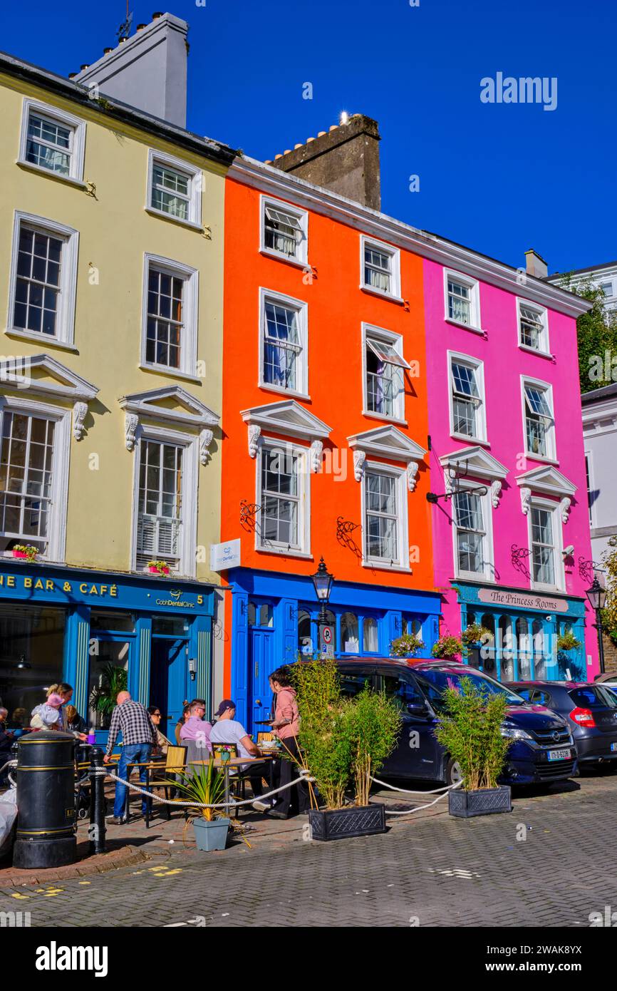 Republik Irland, County Cork, Cobh, farbenfrohe Häuser im Stadtzentrum Stockfoto