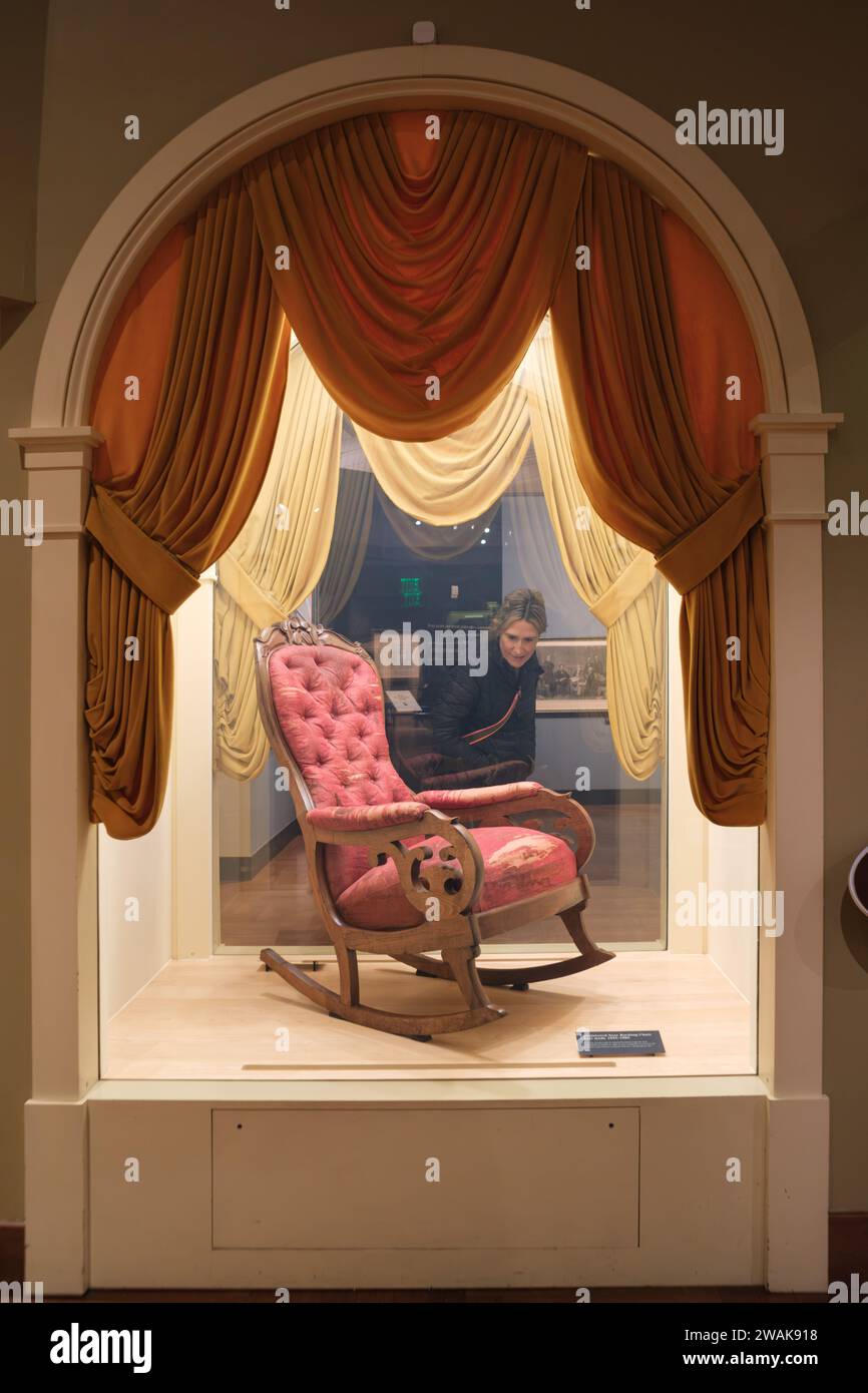 Der Schaukelstuhl, in dem Präsident Lincoln 1865 ermordet wurde, ist im Henry Ford Museum of American Innovation ausgestellt. Stockfoto