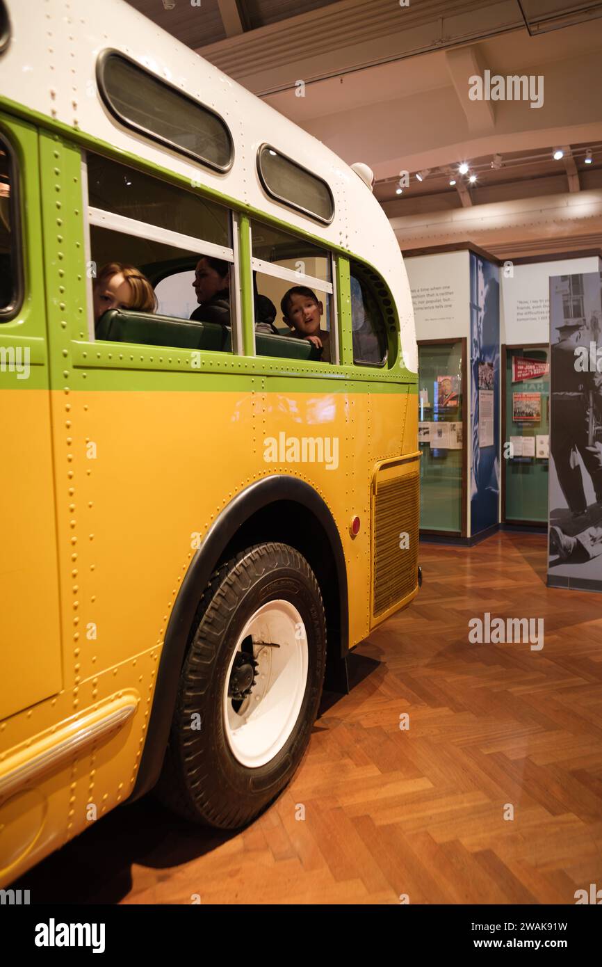 Der Bus, in dem Rosa Parks 1955 verhaftet wurde, weil er es versäumt hatte, ihren Sitz an einen weißen Mann im Henry Ford Museum of American Innovation zu übergeben Stockfoto