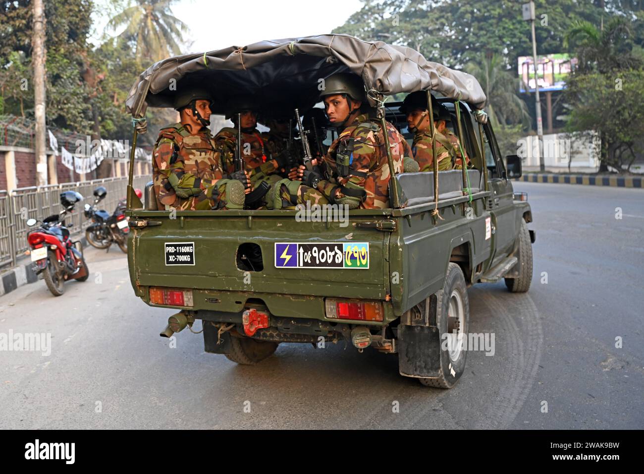 Dhaka, Bangladesch, am 5. Januar 2024. Bangladesch-Armeeangehörige sitzen auf der Rückseite eines Fahrzeugs, während sie in einer Straße für die bevorstehenden 12. Unterhauswahlen am 5. Januar 2024 in Dhaka, Bangladesch, patrouillieren. Die Aufgaben der Wahlsicherheit haben begonnen, für eine friedliche Atmosphäre und die Aufrechterhaltung von Recht und Ordnung im ganzen Land für die Wahlen vom 7. Januar 2024 zu sorgen. Stockfoto