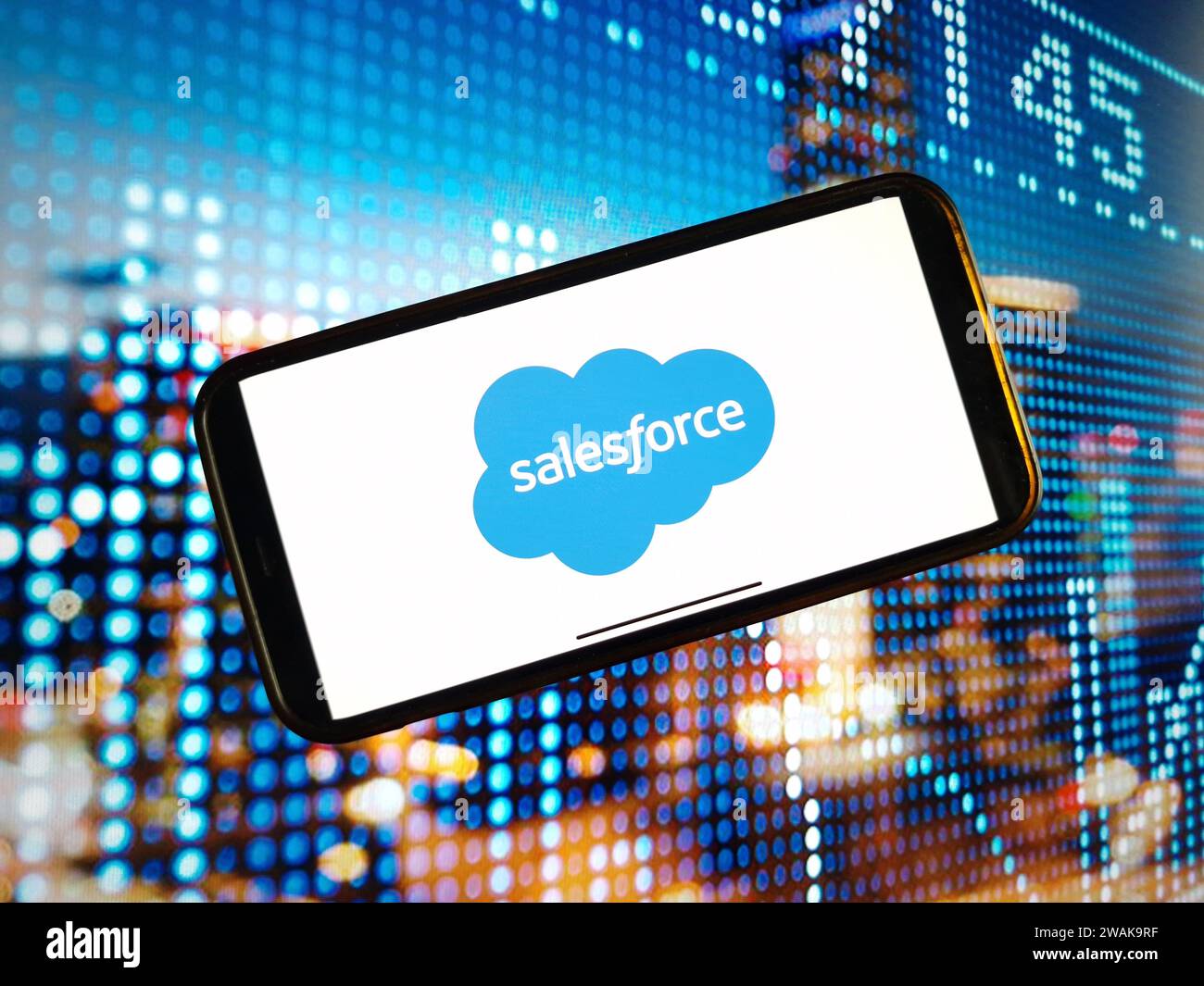 Konskie, Polen – 04. Januar 2024: Das Firmenlogo von Salesforce wird auf dem Bildschirm des Mobiltelefons angezeigt Stockfoto