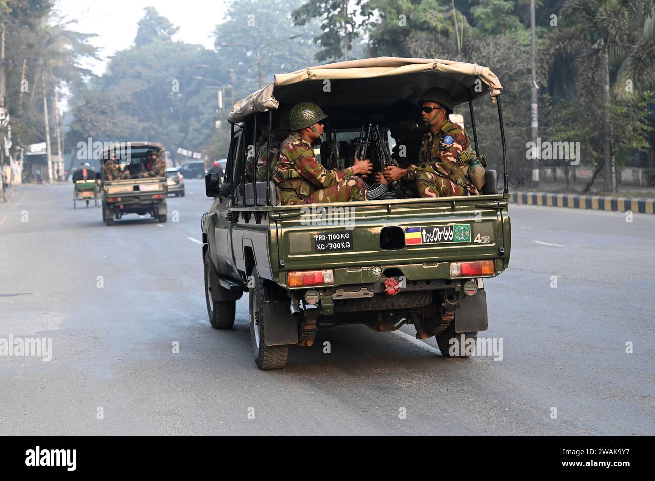 Dhaka, Bangladesch, am 5. Januar 2024. Bangladesch-Armeeangehörige sitzen auf der Rückseite eines Fahrzeugs, während sie in einer Straße für die bevorstehenden 12. Unterhauswahlen am 5. Januar 2024 in Dhaka, Bangladesch, patrouillieren. Die Aufgaben der Wahlsicherheit haben begonnen, für eine friedliche Atmosphäre und die Aufrechterhaltung von Recht und Ordnung im ganzen Land für die Wahlen vom 7. Januar 2024 zu sorgen. Stockfoto