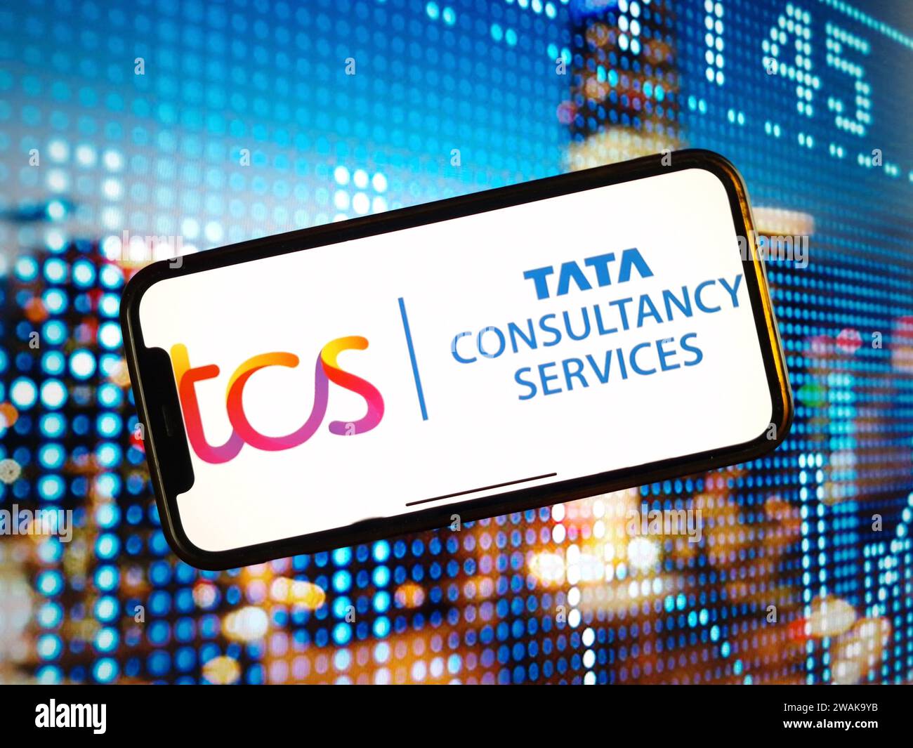 Konskie, Polen - 04. Januar 2024: Das Firmenlogo von TCS Tata Consultancy Services wird auf dem Bildschirm des Mobiltelefons angezeigt Stockfoto