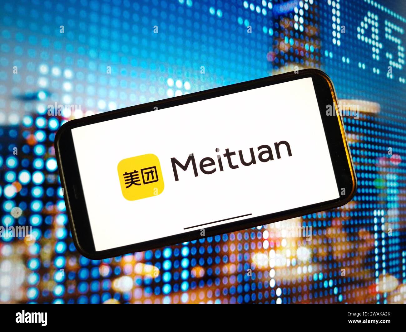 Konskie, Polen – 04. Januar 2024: Das Firmenlogo von Meituan wird auf dem Bildschirm des Mobiltelefons angezeigt Stockfoto