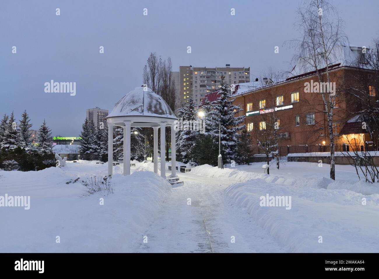 Moskau, Russland - 4. Dezember 2023. Die Winterabendlandschaft Stockfoto