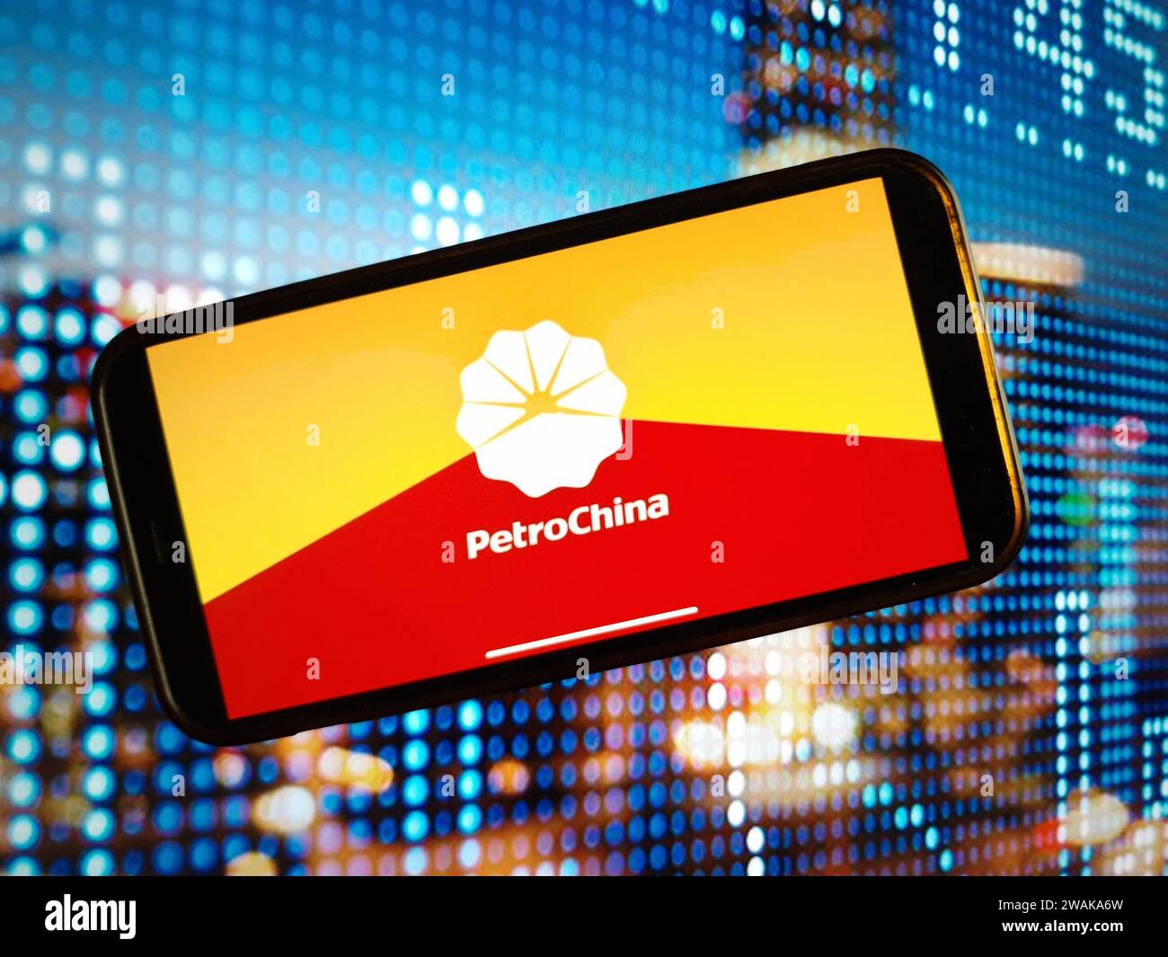 Konskie, Polen – 04. Januar 2024: Das Firmenlogo von PetroChina wird auf dem Bildschirm des Mobiltelefons angezeigt Stockfoto