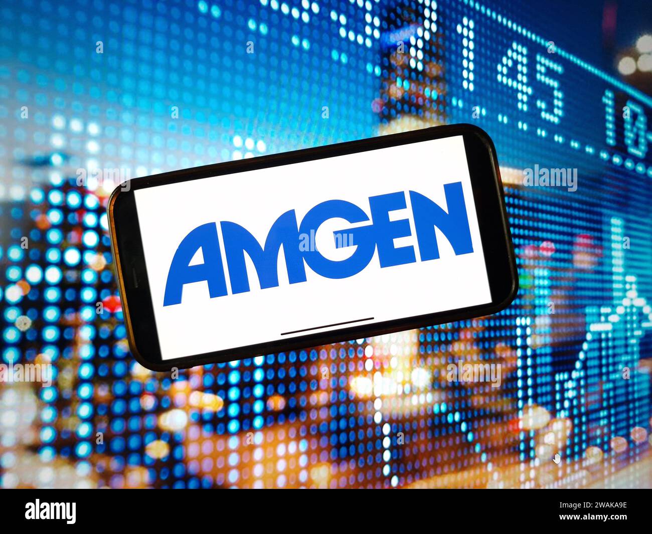 Konskie, Polen – 04. Januar 2024: Das Firmenlogo von Amgen wird auf dem Bildschirm des Mobiltelefons angezeigt Stockfoto