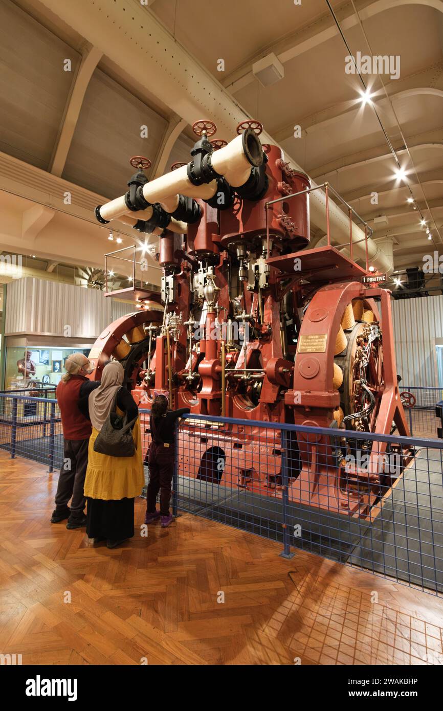 Dampfmotor mit Dreifachausgleich und elektrischer Generator, ab 1891, ausgestellt im Henry Ford Museum of American Innovation, Dearborn Michigan USA Stockfoto