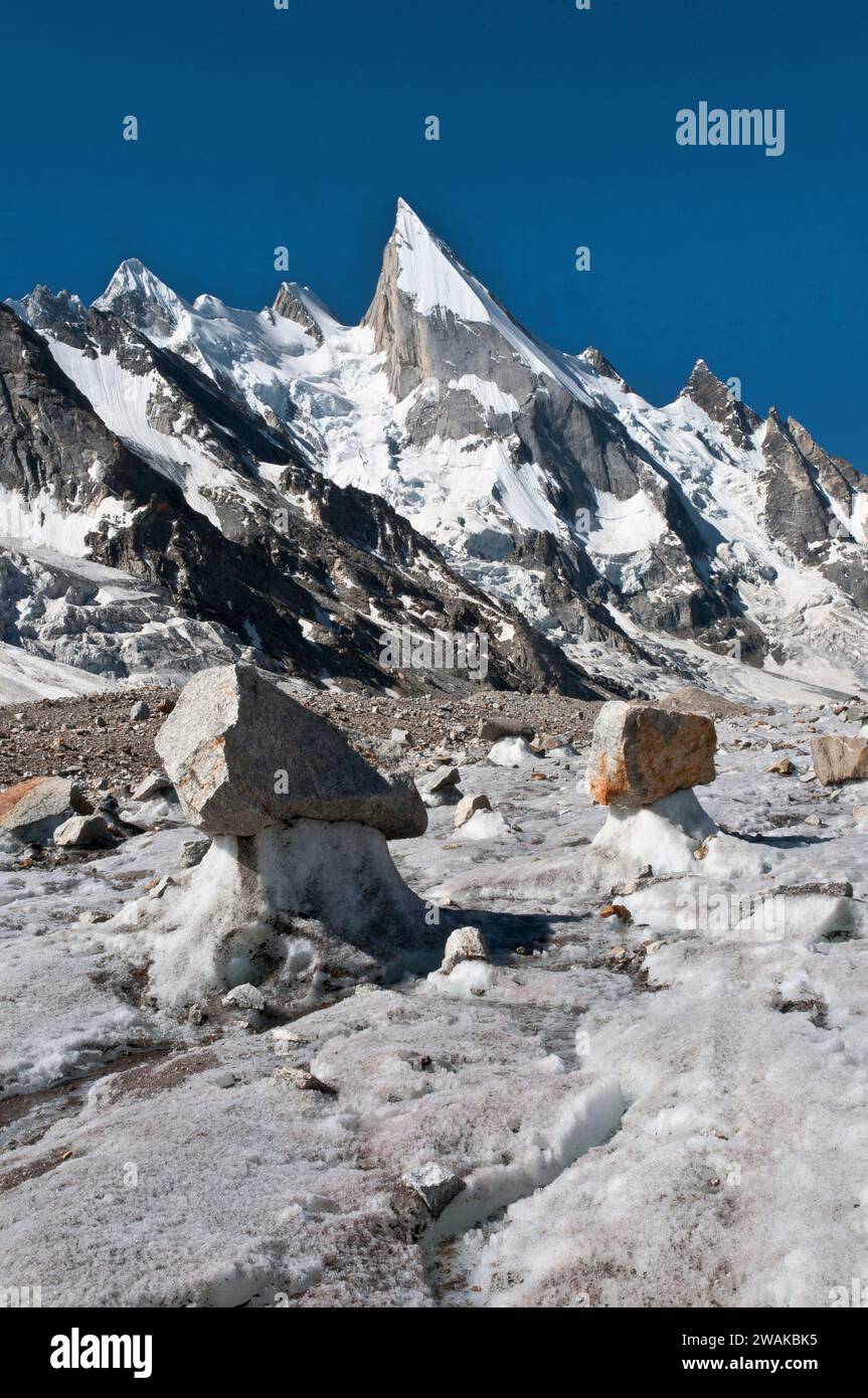 Pakistan, nördliche Gebiete der Karakorum Mountains. Das bildliche Bild der skulpturalen Hänge des Lela-Gipfels ist auch Leila, Layla, vom Gondogoro-Gletscher geschrieben. Eine spanische Kletterexpedition campt in der offensichtlichen Kerbe rechts auf dem Bild. Stockfoto