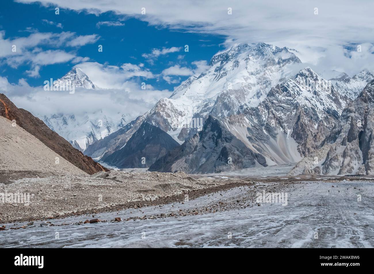 Pakistan, nördliche Gebiete der Karakorum Mountains. Bild des K2 [Mount Goodwin Austen] auf der linken Seite, der zweithöchste Berg der Welt 8611 m hoch, mit Broad Peak auf der rechten Seite, von hoch auf dem Viegne-Gletscher in Richtung Concordia, einem Ort, der Bergsteigern als Thronsaal der Berggötter bekannt ist Stockfoto