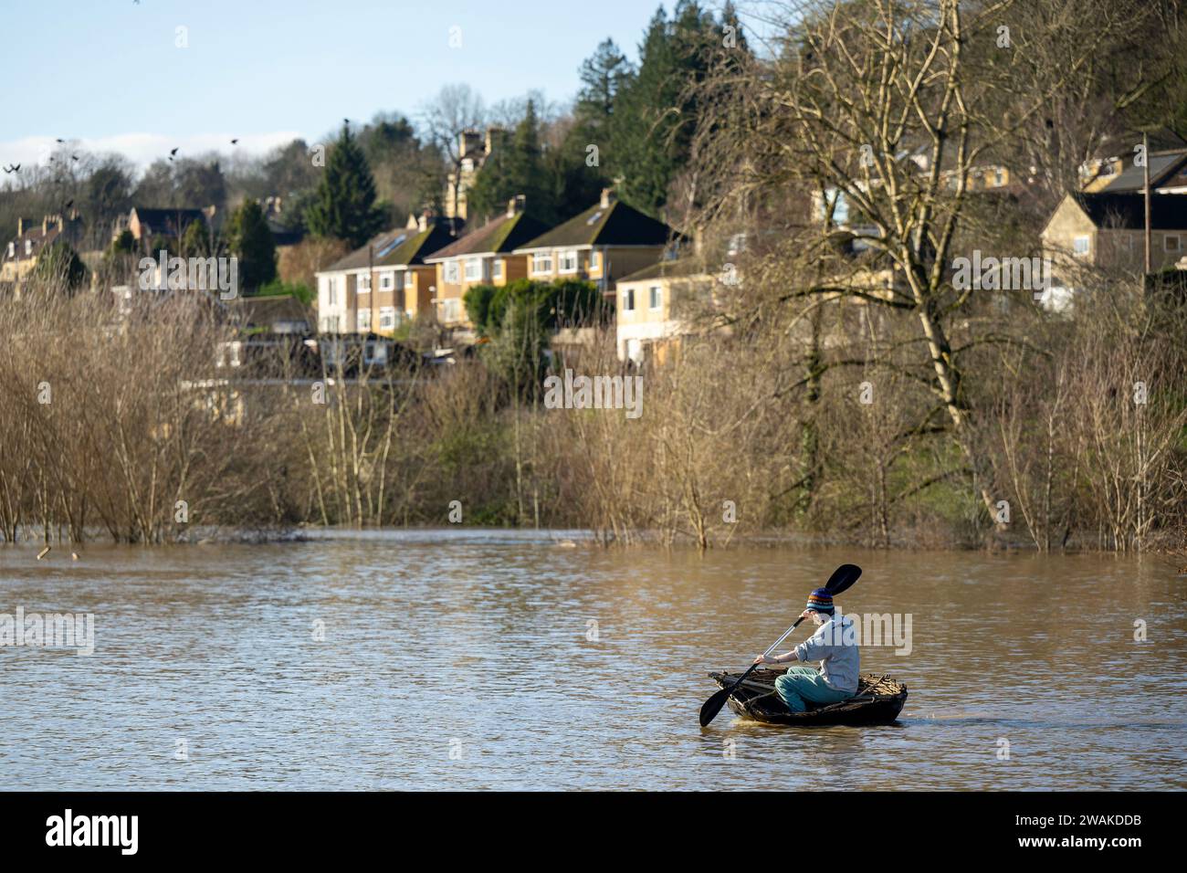 Scharlach Henderson nimmt das Hochwasser in ihrem Haus gebauten Korakel auf, wo der Fluss Avon bei Batheaston nach Sturm Henk seine Ufer geplatzt hat. Stockfoto