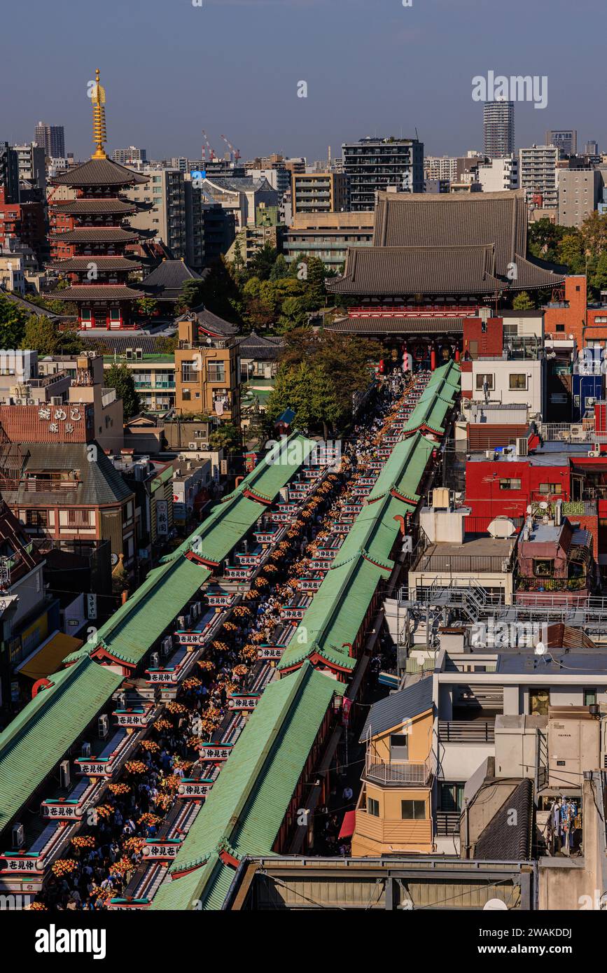 Blick von oben auf die überfüllten Geschäfte von nakamise-dori, die zum Senso-JI-Tempel und zur fünfstöckigen Pagode in asakusa tokio führen Stockfoto