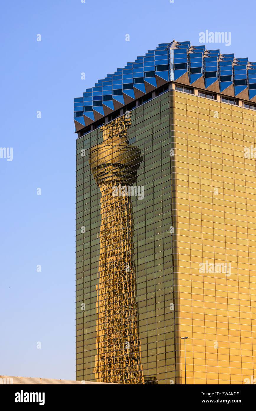 der tokyo skytree sieht Golden aus, wenn er sich in den Fenstern des Wolkenkratzers der Bierfirma asahi spiegelt Stockfoto