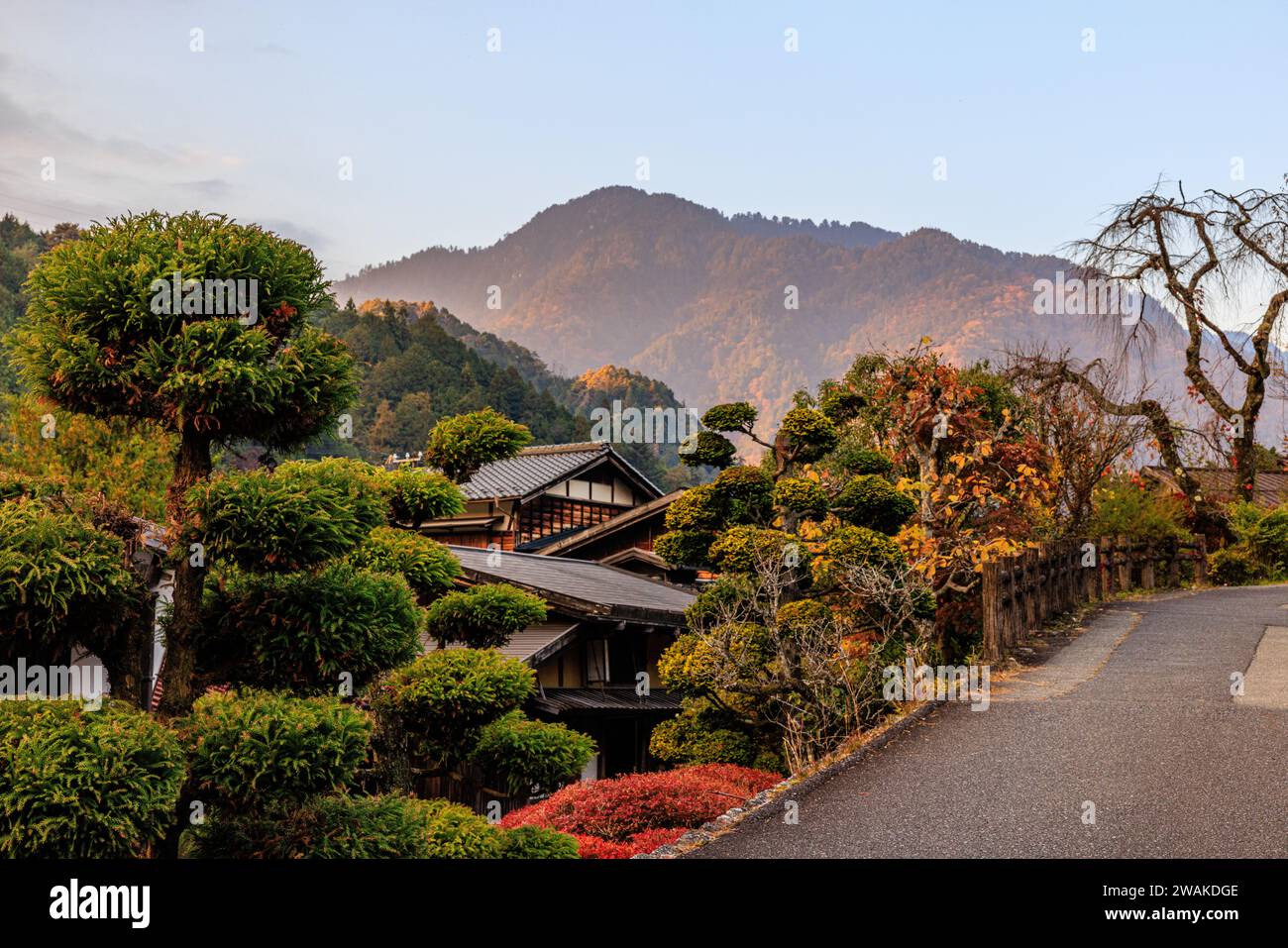 Traditionelle Holzhäuser von Tumago auf dem nakasendo Trail in den bunten Herbstblättern der Hügel des kiso-Tals in japan Stockfoto