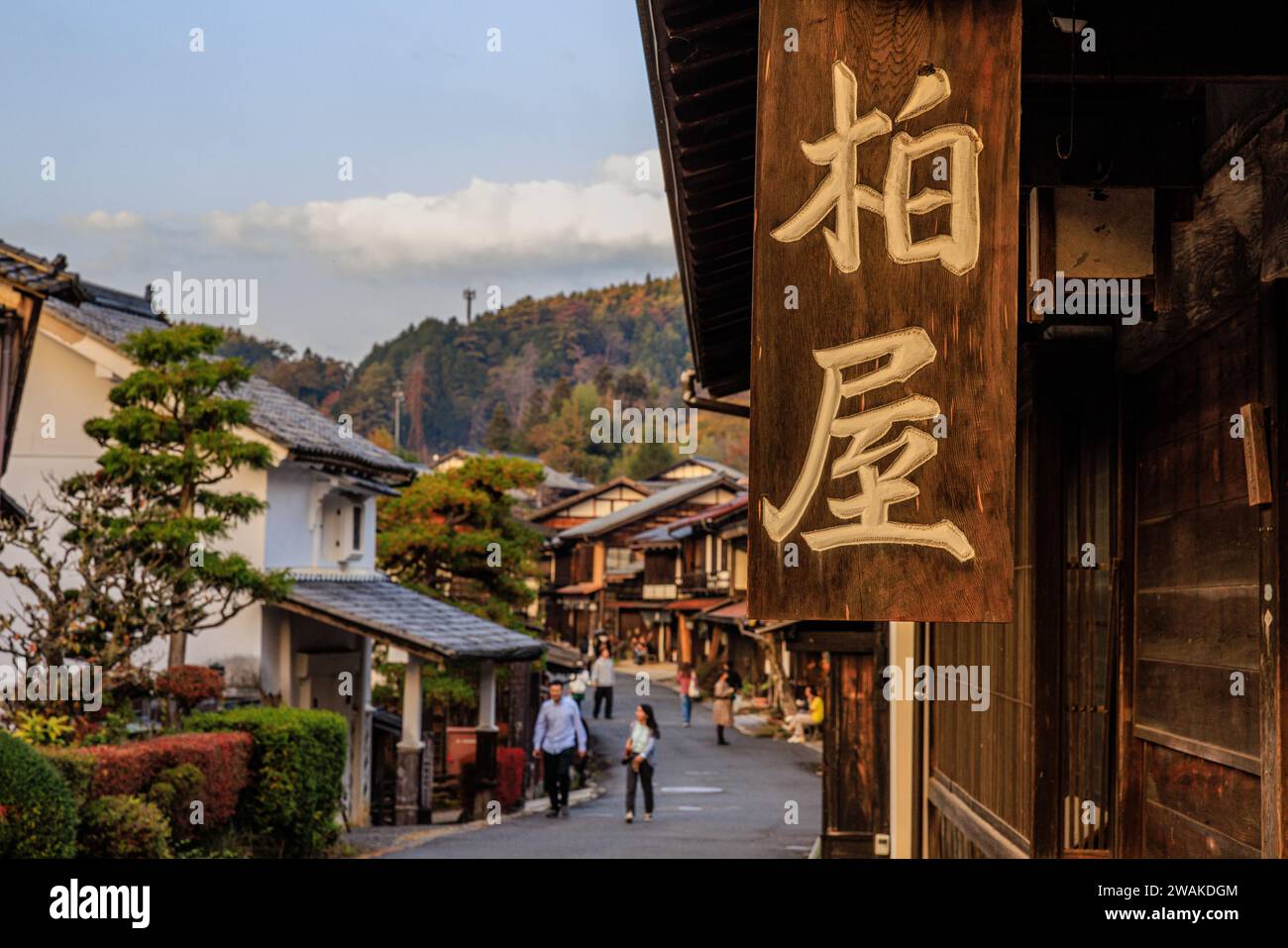 Traditionelle Holzhäuser von Tumago auf dem nakasendo Trail in den bunten Herbstblättern der Hügel des kiso-Tals in japan Stockfoto