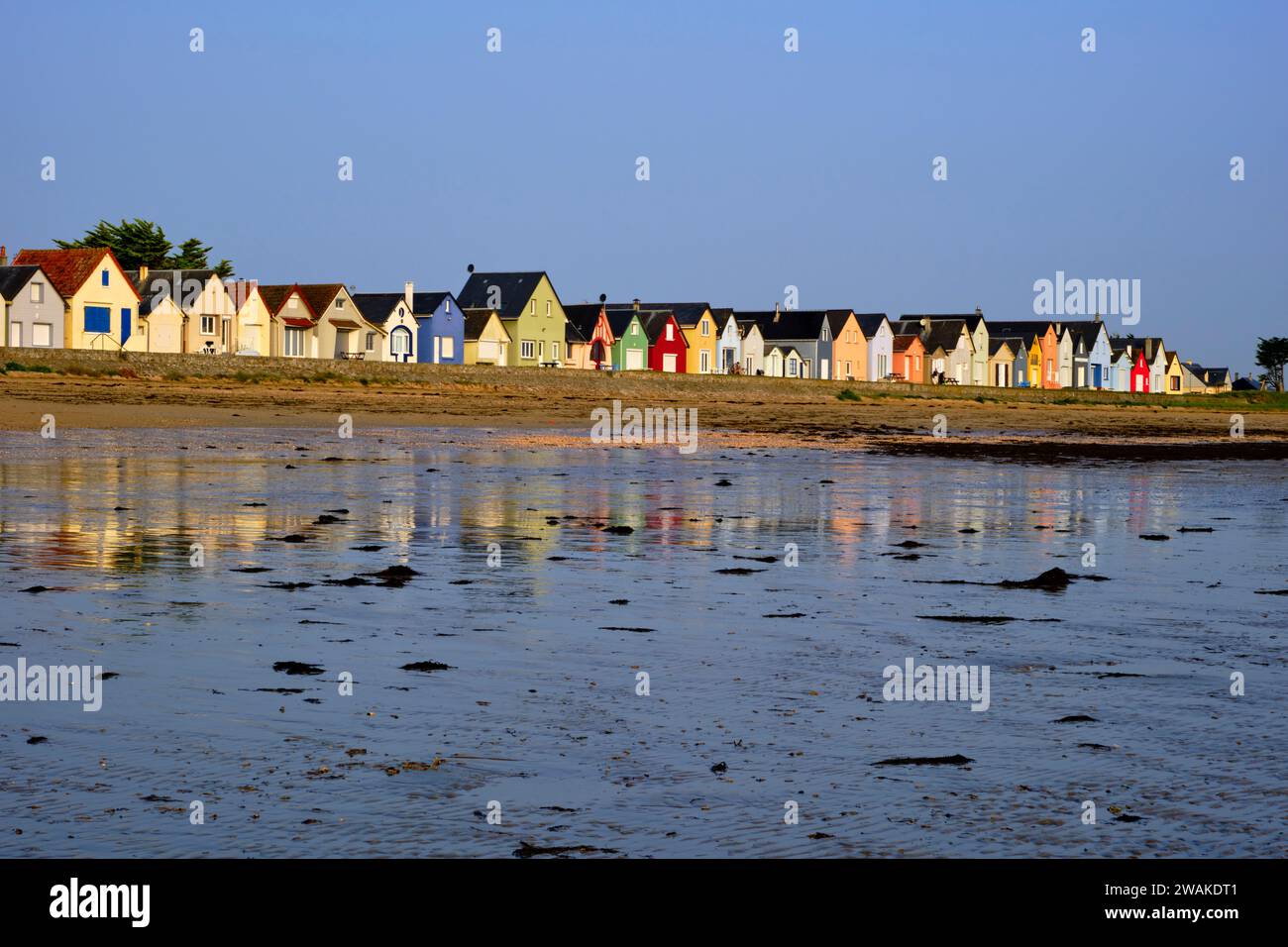 Frankreich, Manche, Sainte-Mère-Eglise, Ravenoville Plage, bunte Häuser am Strand Stockfoto