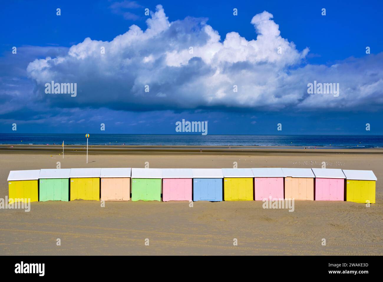Frankreich, Pas-de-Calais, Berck-sur-Mer, der Strand mit seinen Strandhütten Stockfoto