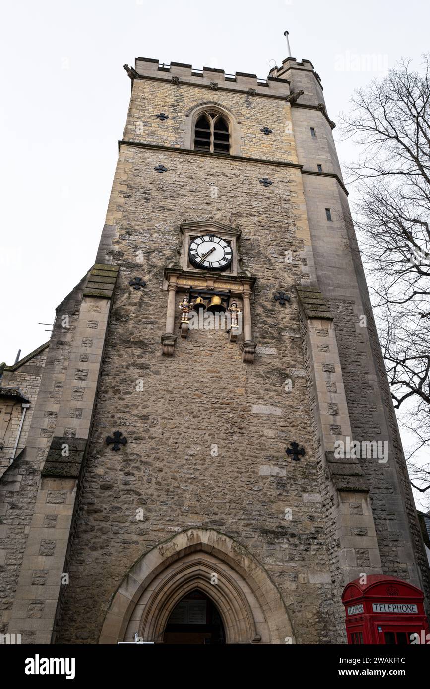 Carfax Tower, Oxford, England, zeigt die Uhr mit den römischen Soldaten, die die Viertelstunde schlagen Stockfoto