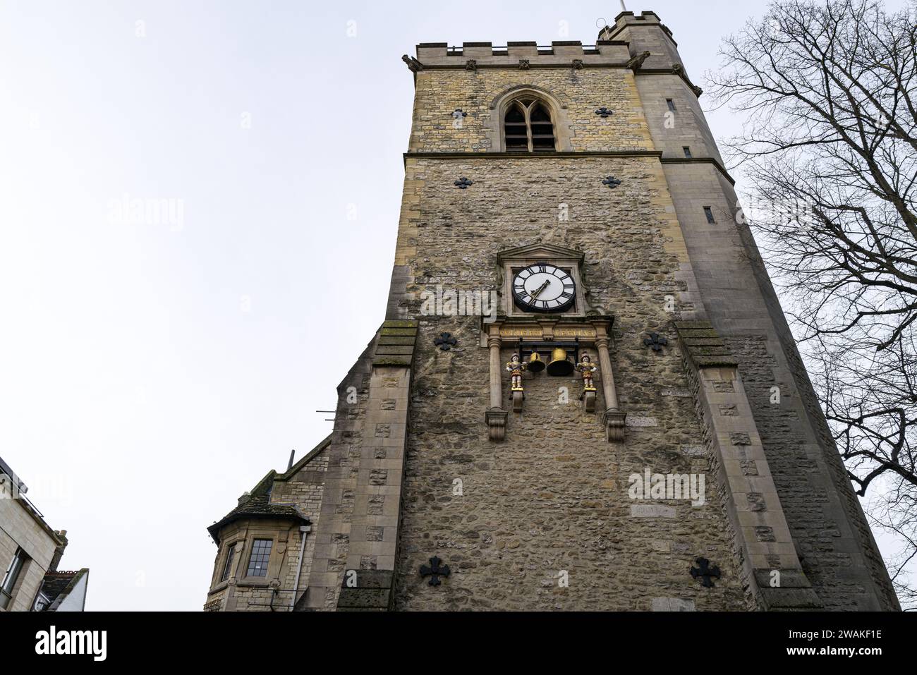Carfax Tower, Oxford, England, zeigt die Uhr mit den römischen Soldaten, die die Viertelstunde schlagen Stockfoto