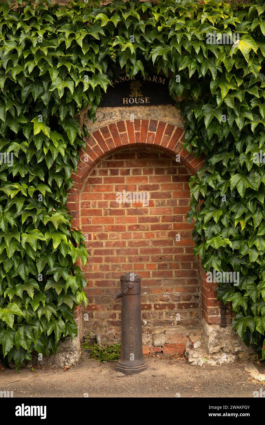 Großbritannien, England, Oxfordshire, Hethe, Manor Farm House mit Kriechgang, Dorfpumpe Stockfoto