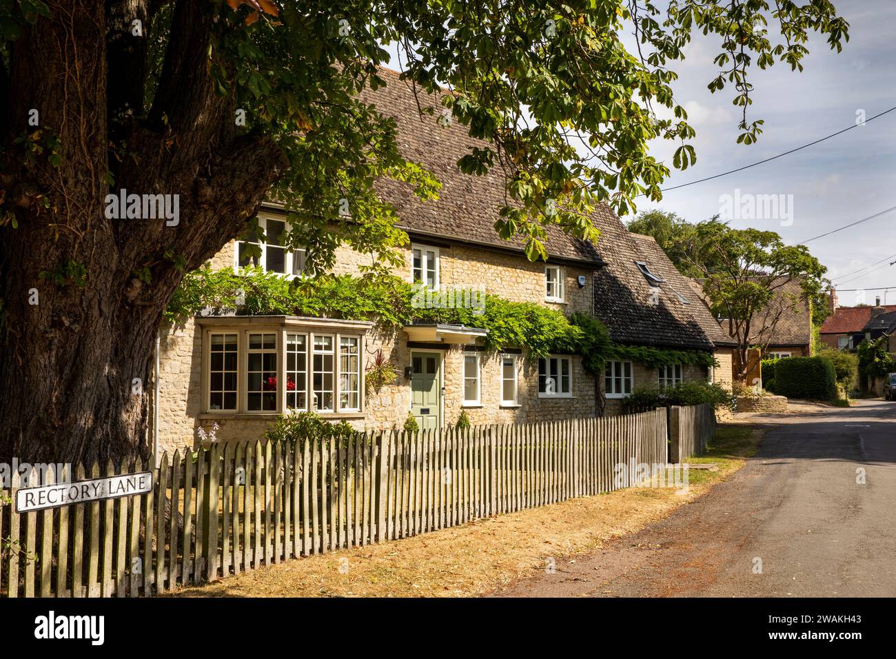 Großbritannien, England, Oxfordshire, Fringford, Rectory Lane, umzäuntes Landhaus Stockfoto