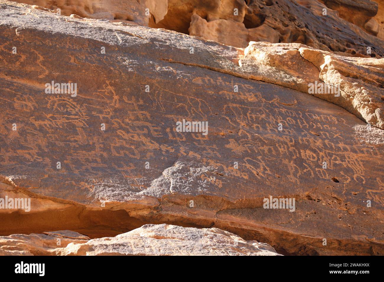 Antike Petroglyphen an der Alula-Stätte von Jabal Ikmah in der Arabischen Wüste Stockfoto