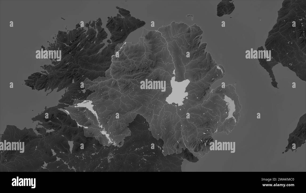 Nordirland wird auf einer grauen Höhenkarte mit Seen und Flüssen hervorgehoben Stockfoto