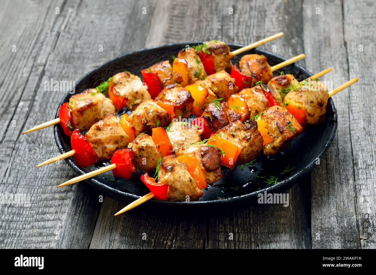 Gebratene Hühnchen-Kebabs auf dem Teller Stockfoto
