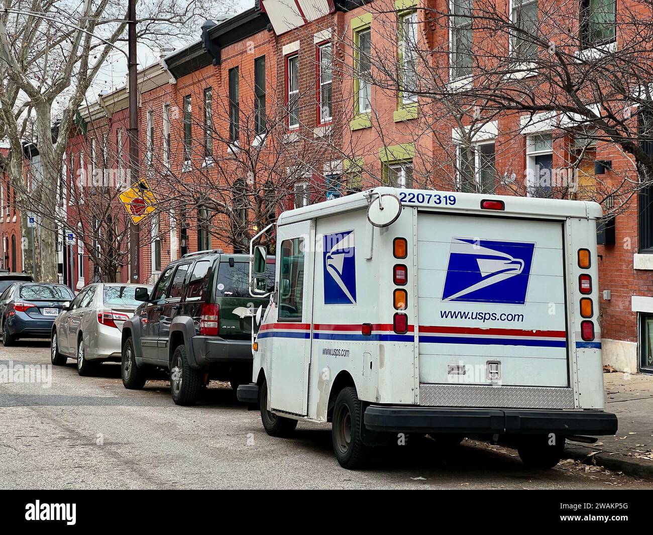 In der Stiles Street parkt ein LLV-Truck des United States Postal Service Grumman LLV, während Postarbeiter in Philadelphias Stadtviertel Brewerytown liefern. Stockfoto