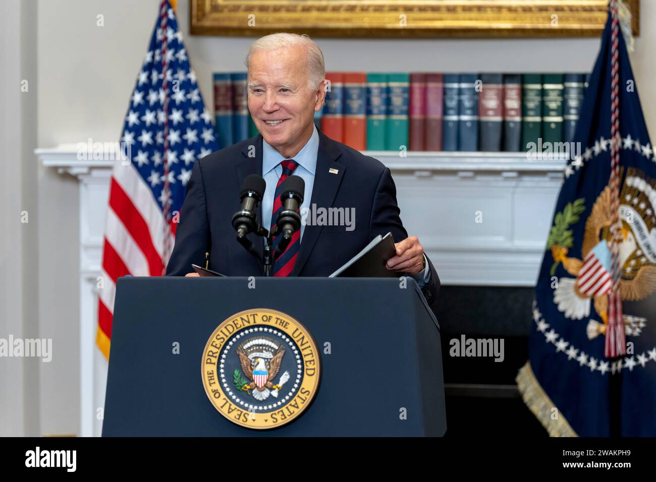 Washington, Vereinigte Staaten von Amerika. Oktober 2023. US-Präsident Joe Biden kündigt zusätzlichen Schuldenerlass für Kreditnehmer im Rahmen des Programms zur Ergebung von Darlehen im öffentlichen Dienst im Roosevelt Room des Weißen Hauses an, 4. Oktober 2023 in Washington, D.C. Credit: Adam Schultz/White House Photo/Alamy Live News Stockfoto